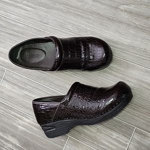 Croft & Barrow Juliana Brown Croc Clogs | Size 9